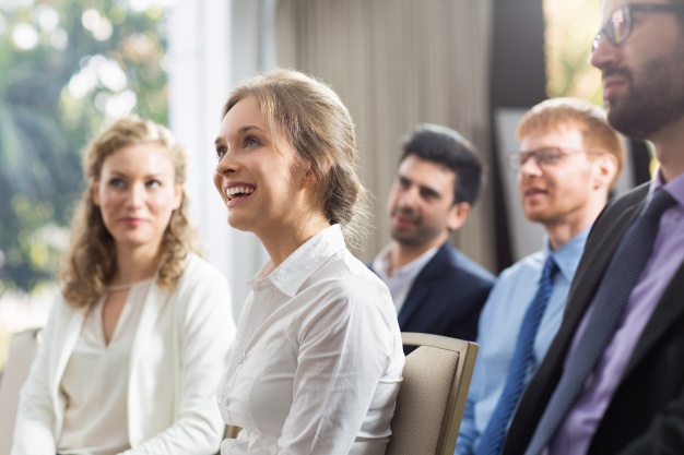 freepik_woman-sitting-in-the-public-smiling_1262-793